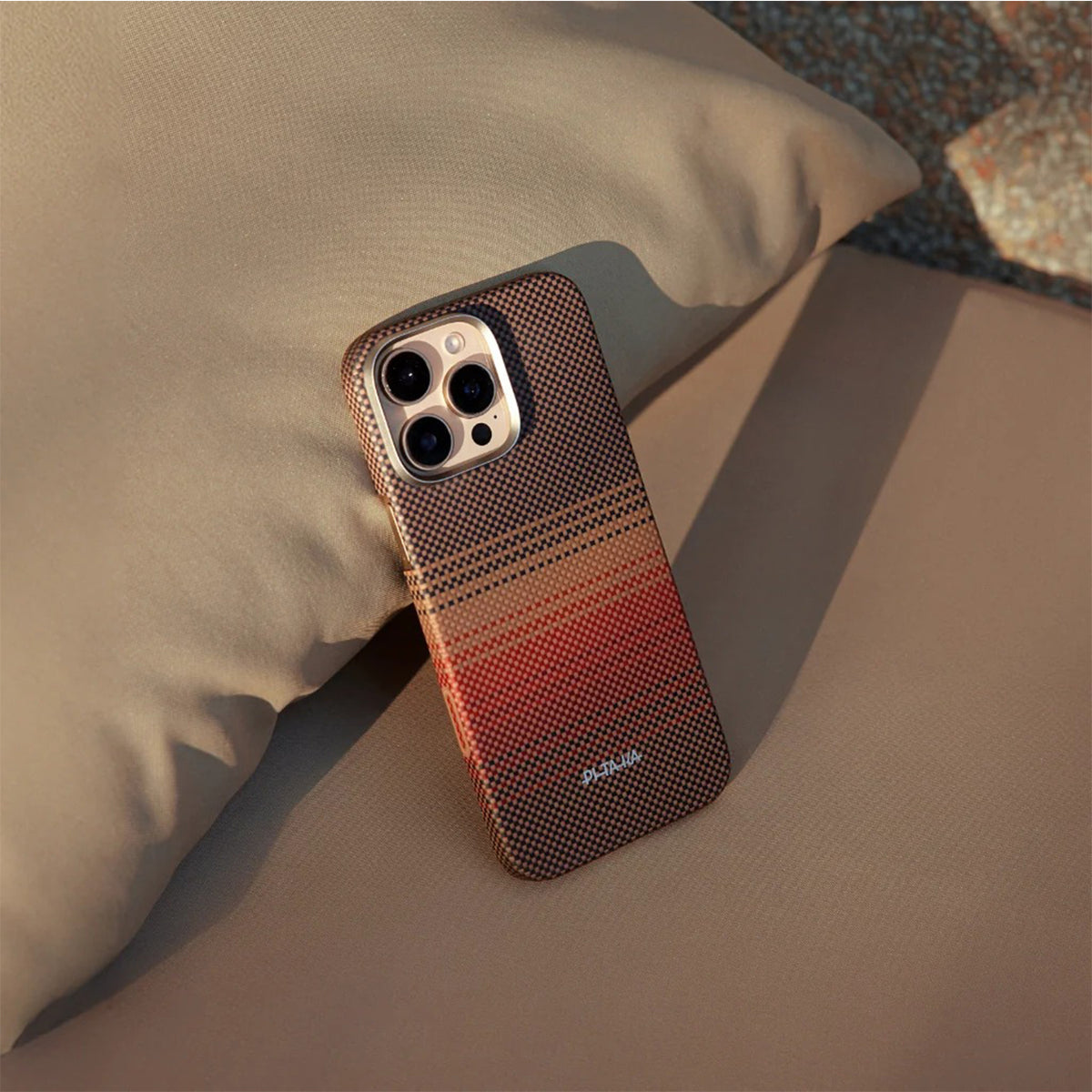 PITAKA Funda Ultra Fina PitaTap de Fibra de Aramida para iPhone 16 Pro Max Compatible con MagSafe, Sunset