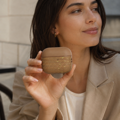 PITAKA Funda para AirPods Pro 3 – Carcasa Magnética de Fibra de Aramida Golden Glint, Diseño Ultraligero y Protección Segura