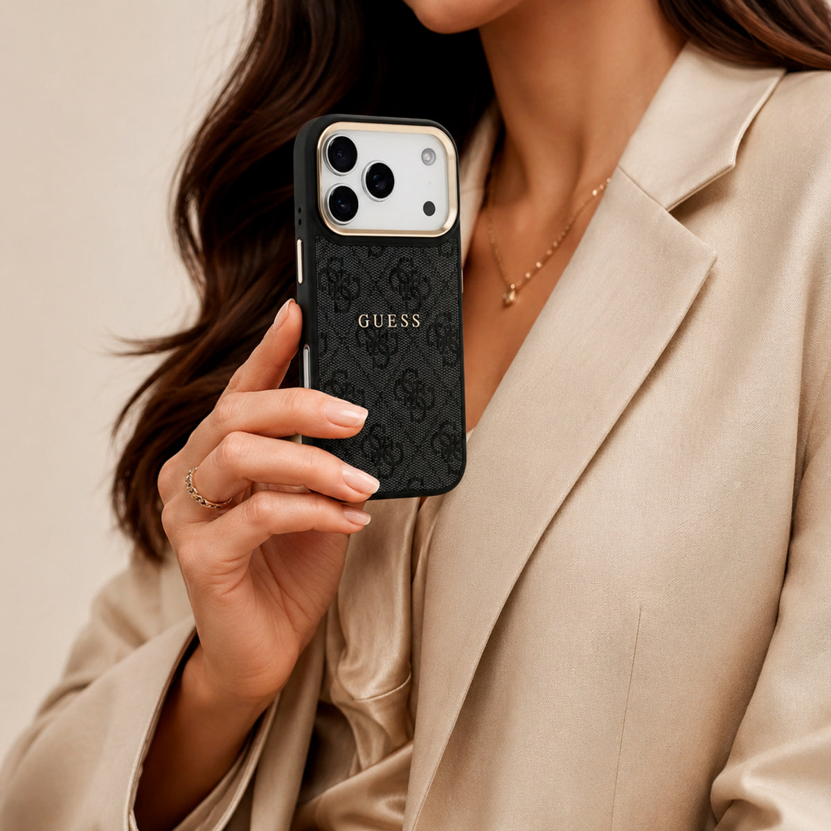 GUESS Funda de Polipiel con Logo Clásico para iPhone 17 Pro/18 Pro Compatible con MagSafe, Negra