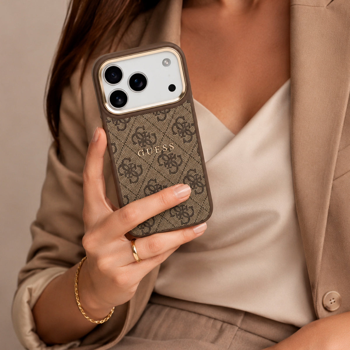 GUESS Funda de Polipiel con Logo Clásico para iPhone 17 Pro/18 Pro Compatible con MagSafe, Marrón