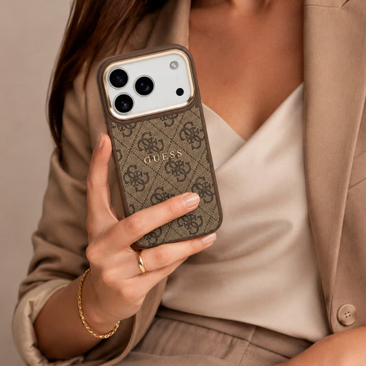 Guess Funda de Polipiel Logo Clásico para iPhone 17 Pro Compatible con MagSafe y Protección Anticaídas, Marrón