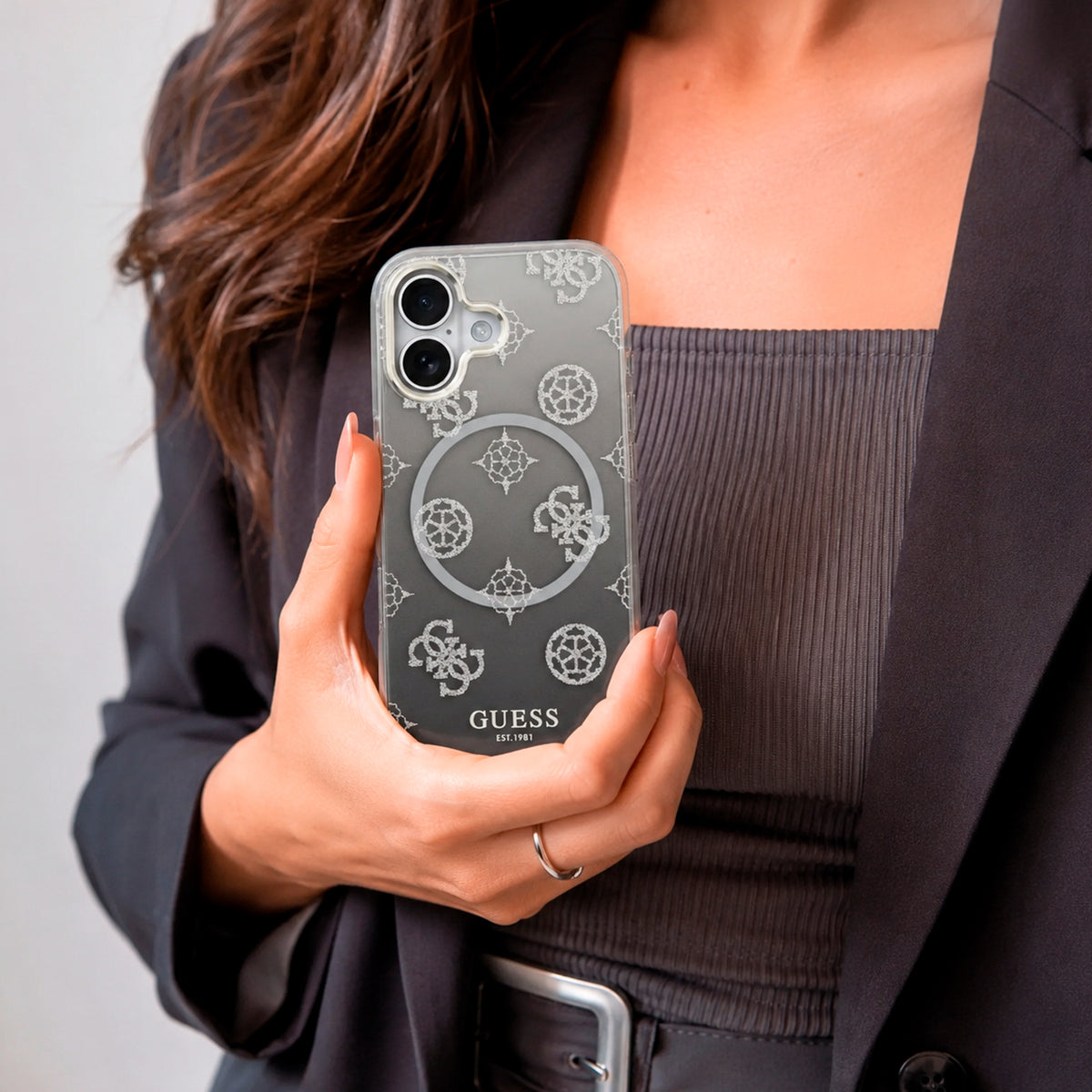 Guess Funda Peonía para iPhone 17 Compatible con MagSafe y Protección Anticaídas, Negra con Brillos