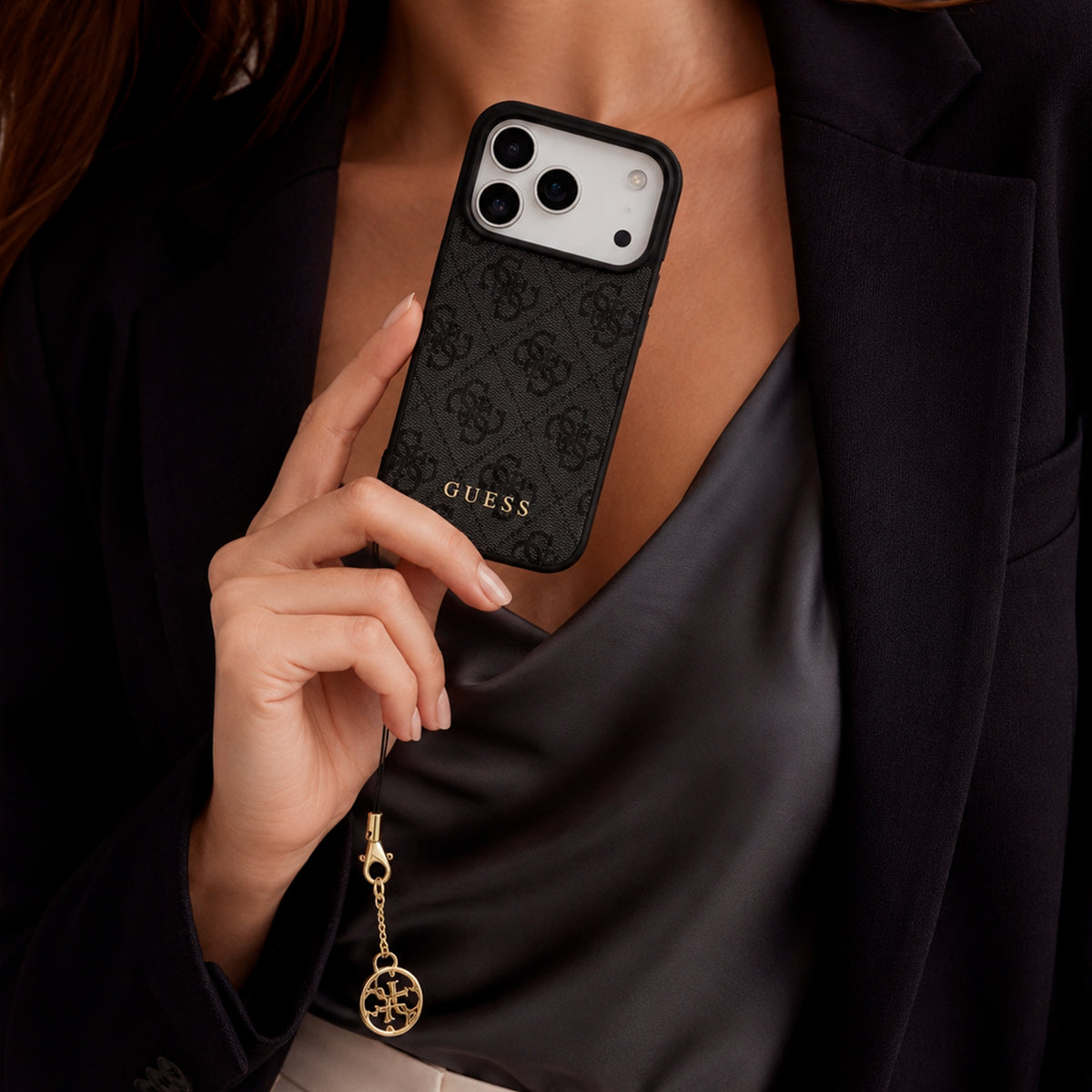 GUESS Funda Logo 4G para iPhone 17 Pro/18 Pro con Charm Dorado, Negra