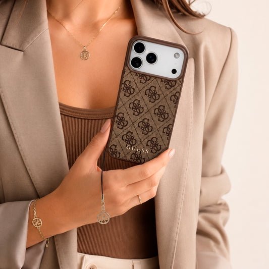 Guess Funda Logo 4G con Charm Dorado para iPhone 17 Pro Max con Protección Anticaídas, Marrón