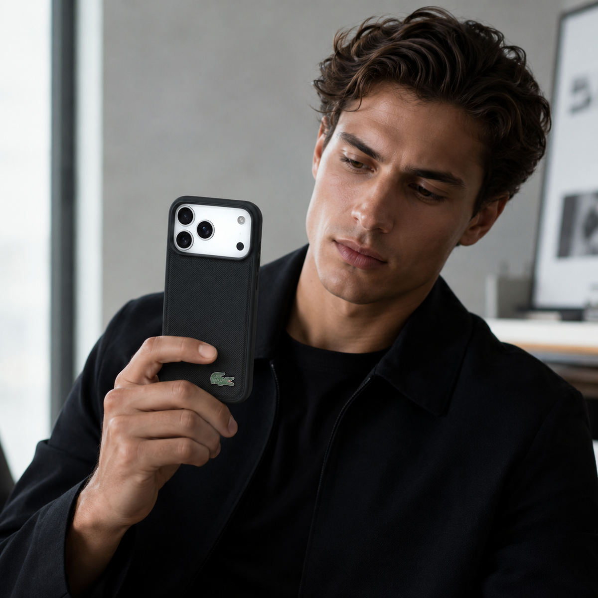 Lacoste Funda Petit Piqué con Logo Lacado para iPhone 17 Pro/18 Pro Compatible con MagSafe, Negro
