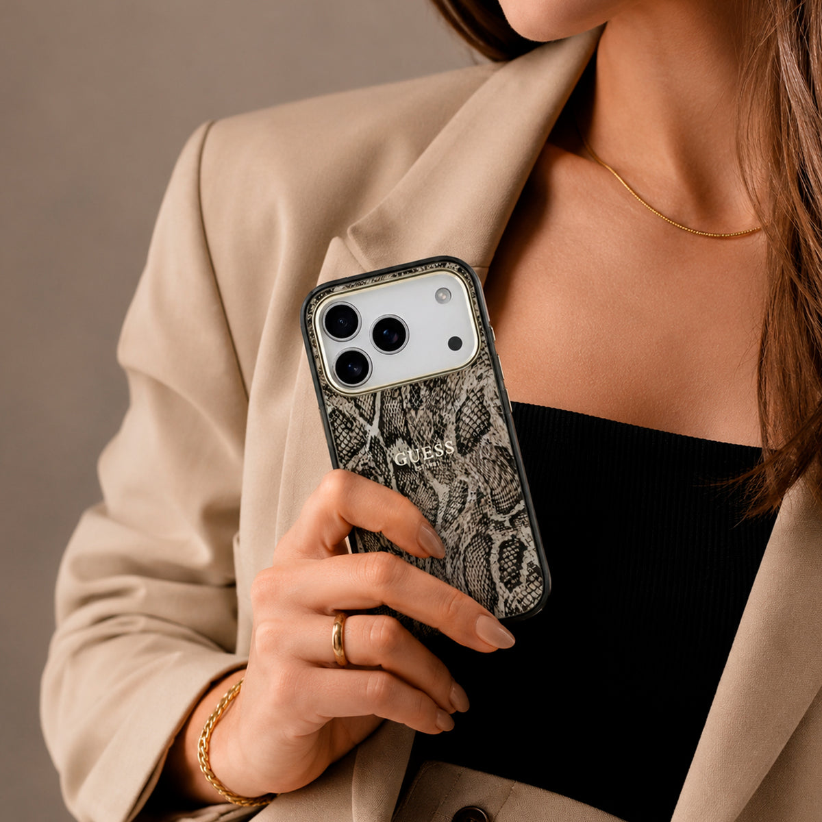 GUESS Funda Estampado Pitón para iPhone 17 Pro/18 Pro Compatible con MagSafe, Marrón