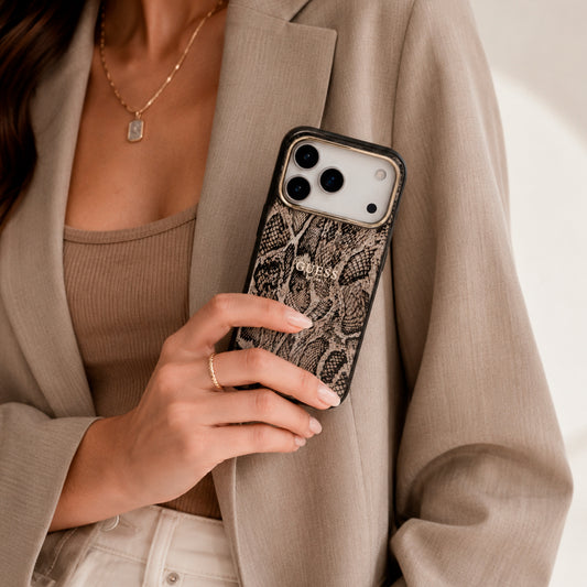 Guess Funda Estampado Pitón para iPhone 17 Pro Max Compatible con MagSafe y Protección Anticaídas, Marrón