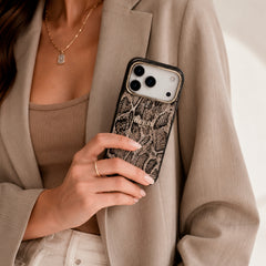 Guess Funda Estampado Pitón para iPhone 17 Pro Max Compatible con MagSafe y Protección Anticaídas, Marrón