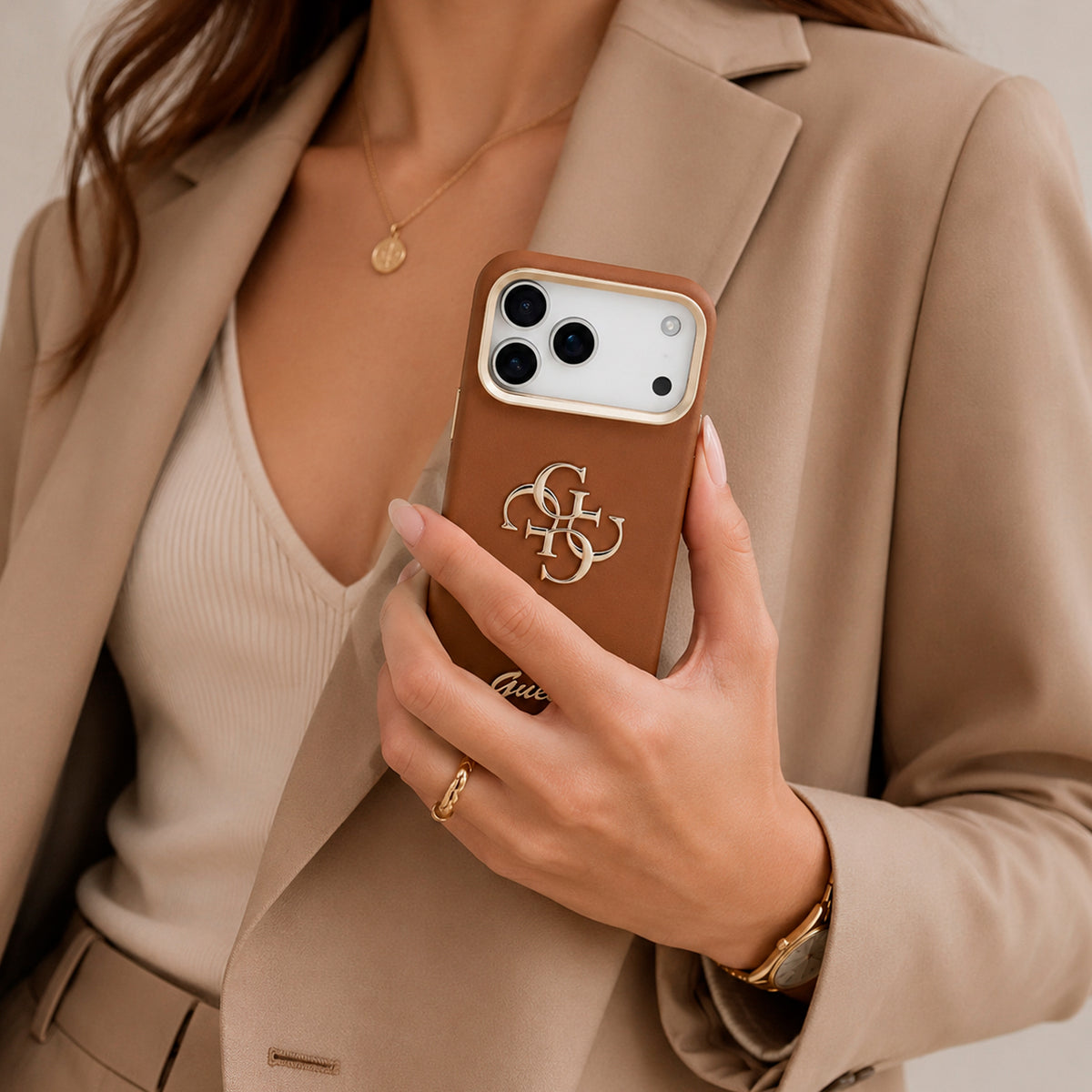 GUESS Funda Efecto Granulado Logo para iPhone 17 Pro Max/18 Pro Max con Soporte Integrado, Marrón
