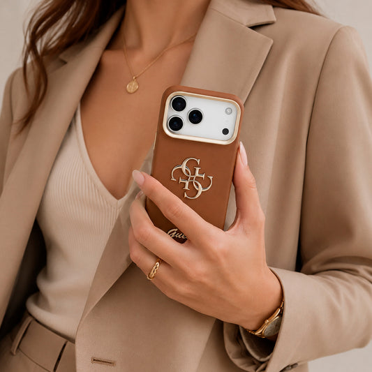 GUESS Funda Efecto Granulado Logo para iPhone 17 Pro Max con Soporte Integrado, Marrón