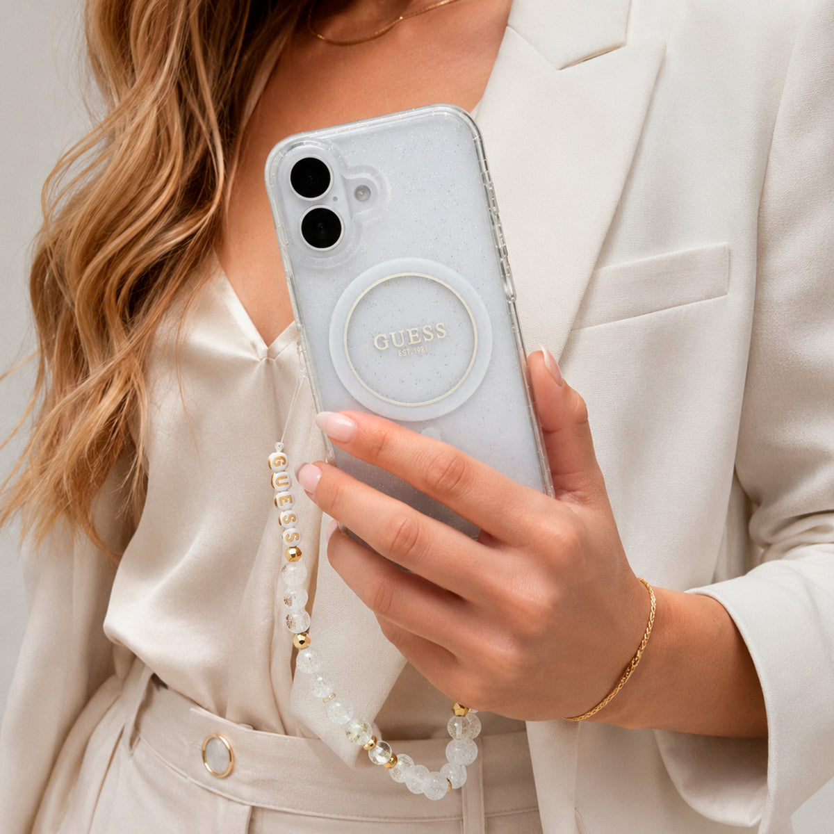 Guess Funda Brillante para iPhone 17 con Correa de Perlas, Compatible con MagSafe y Protección Anticaídas, Transparente