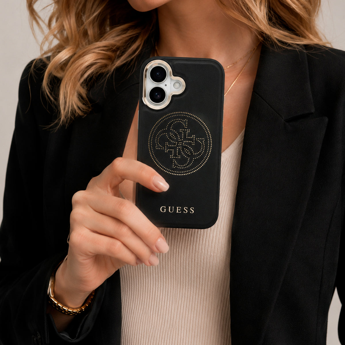 GUESS Funda Efecto Piel Logo Perforado para iPhone 17 Compatible con MagSafe y Protección Anticaídas, Negra
