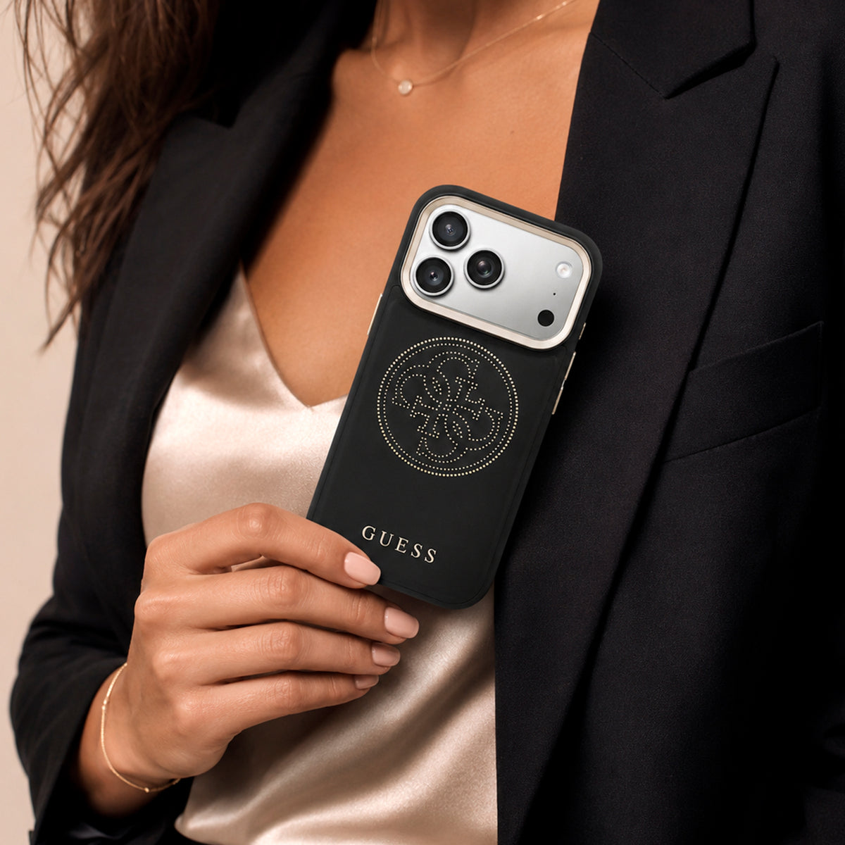 GUESS Funda Efecto Piel con Logo Perforado para iPhone 17 Pro/18 Pro Compatible con MagSafe, Negra