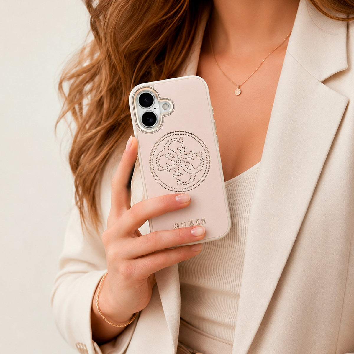 GUESS Funda Efecto Piel Logo Perforado para iPhone 17 Compatible con MagSafe y Protección Anticaídas, Rosa