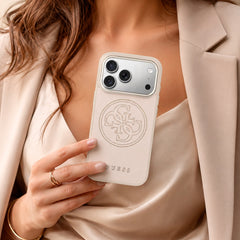 GUESS Funda Efecto Piel Logo Perforado para iPhone 17 Pro Compatible con MagSafe y Protección Anticaídas, Rosa