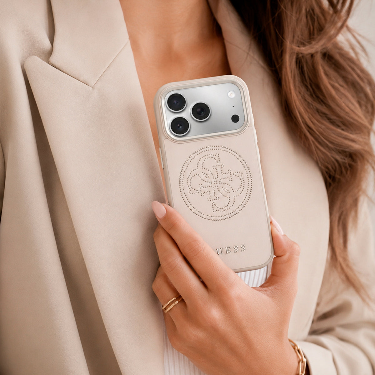 GUESS Funda Efecto Piel Logo Perforado para iPhone 17 Pro Max/18 Pro Max Compatible con MagSafe y Protección Anticaídas, Rosa