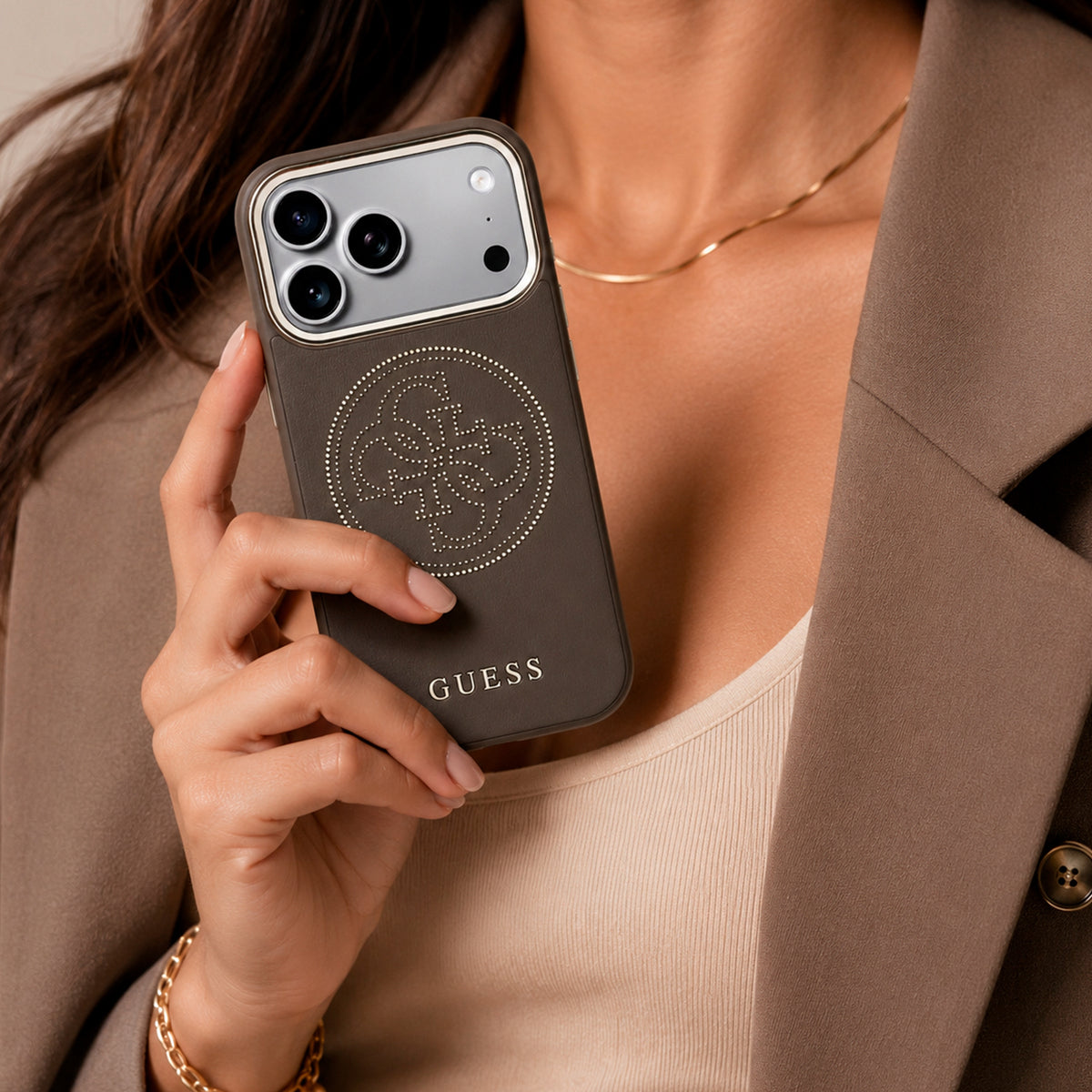 GUESS Funda Efecto Piel Logo Perforado para iPhone 17 Pro Max/18 Pro Max Compatible con MagSafe y Protección Anticaídas, Marrón