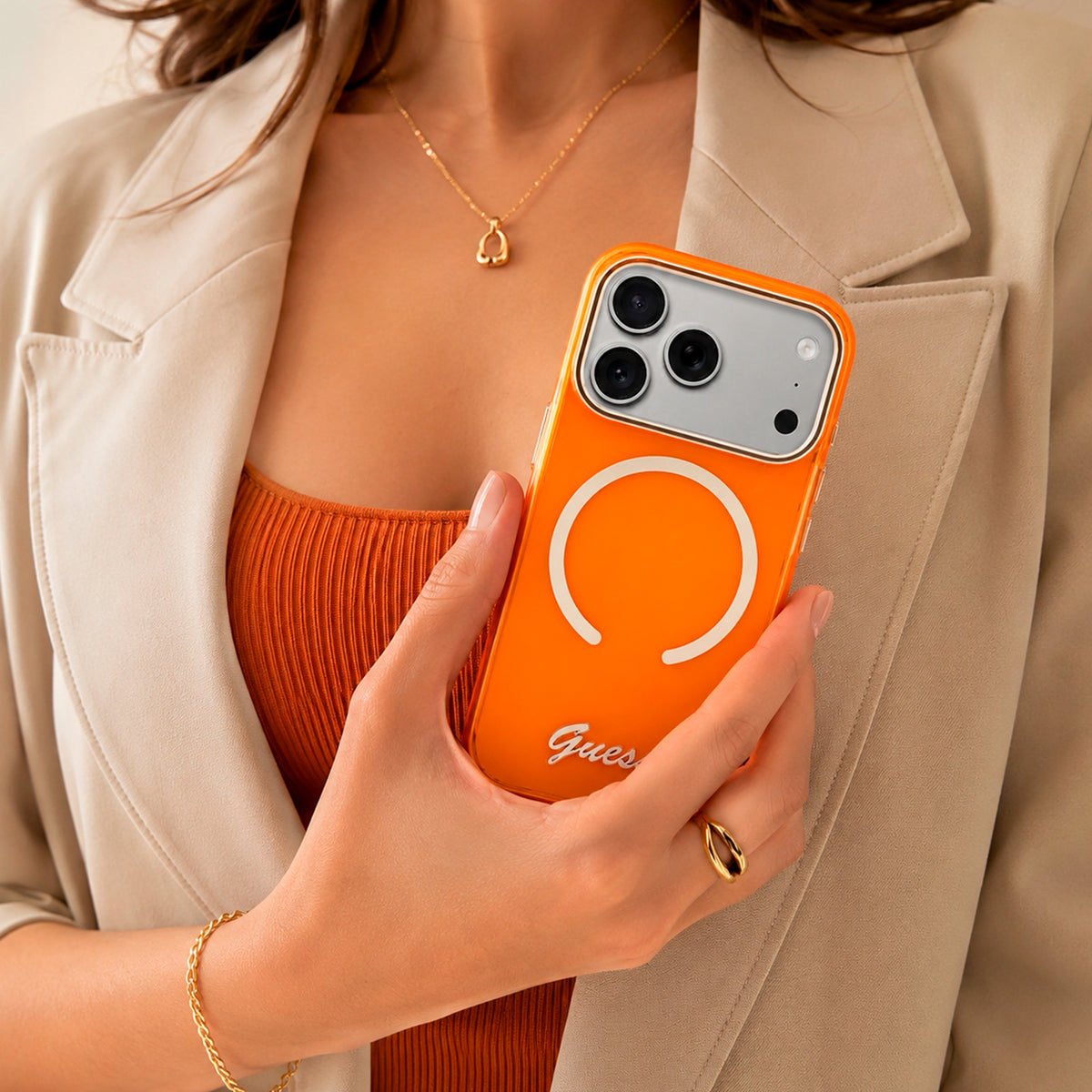 GUESS Funda IML con Inscripción de Metal para iPhone 17 Pro Max/18 Pro Max Compatible con MagSafe y Protección Anticaídas, Naranja