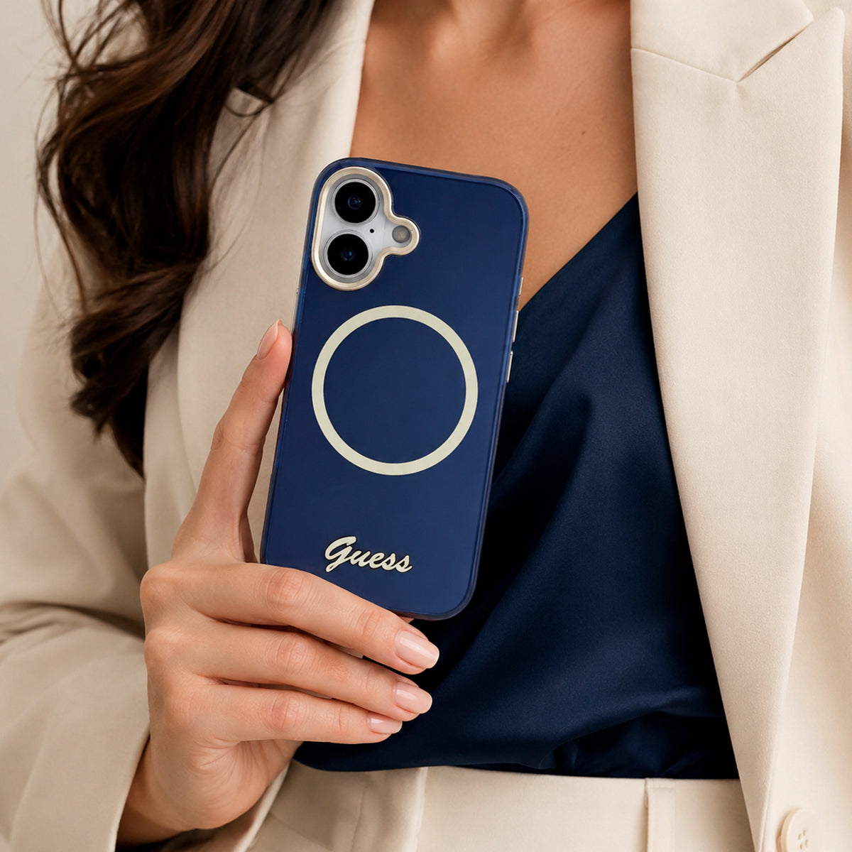 GUESS Funda IML con Inscripción de Metal para iPhone 17 Compatible con MagSafe y Protección Anticaídas, Azul