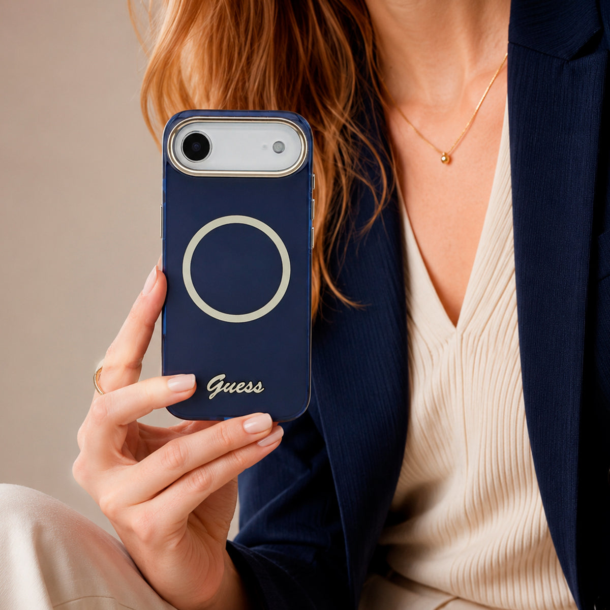 GUESS Funda IML con Inscripción de Metal para iPhone Air Compatible con MagSafe y Protección Anticaídas, Azul