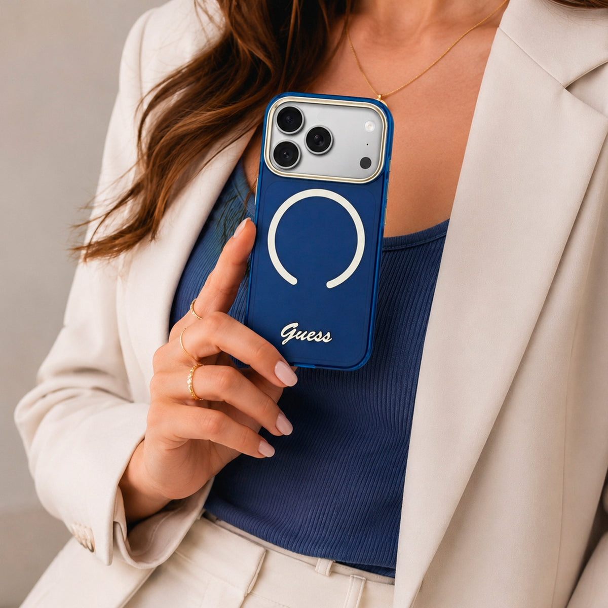 GUESS Funda IML con Inscripción de Metal para iPhone 17 Pro Max/18 Pro Max Compatible con MagSafe y Protección Anticaídas, Azul