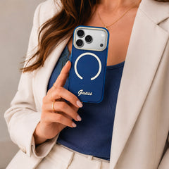 GUESS Funda IML con Inscripción de Metal para iPhone 17 Pro Max Compatible con MagSafe y Protección Anticaídas, Azul