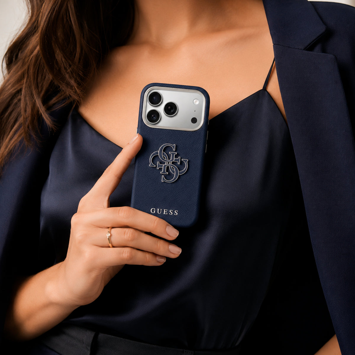 Guess iPhone 17 Pro Case – Blue Leather Effect Cover with Guess Logo, Drop Protection and Precise Fit