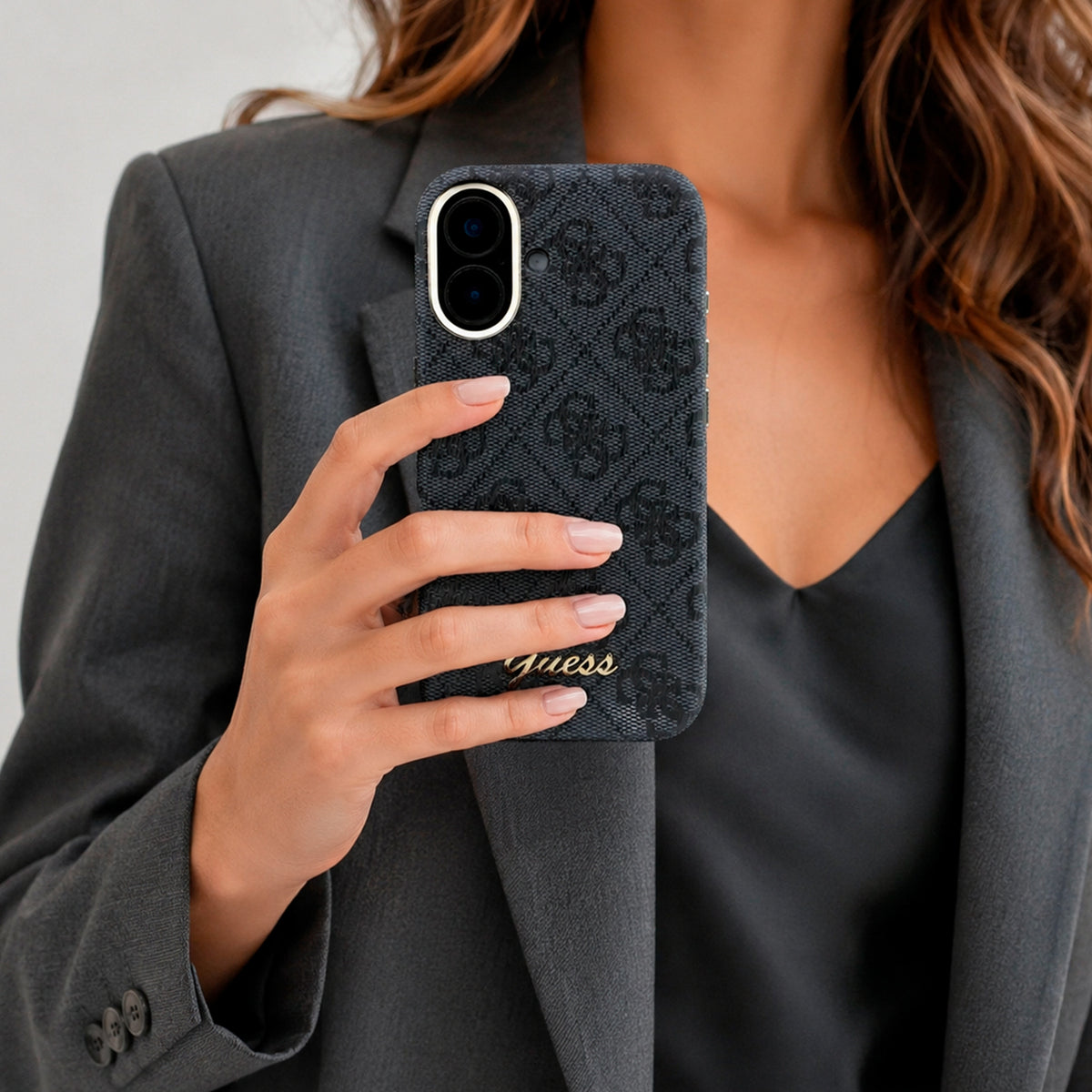 GUESS Funda de Polipiel Logo en Relieve para iPhone 16 Compatible con MagSafe y Protección Anticaídas, Negra