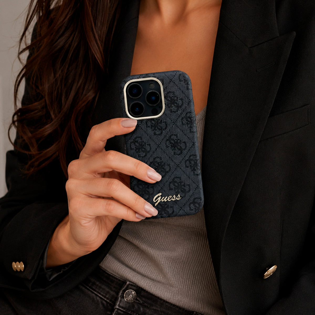 GUESS Funda de Polipiel Logo en Relieve para iPhone 16 Pro Compatible con MagSafe y Protección Anticaídas, Negra