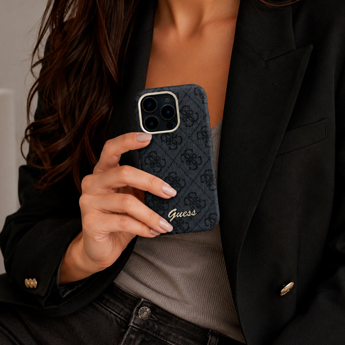 GUESS Funda de Polipiel Logo en Relieve para iPhone 16 Pro Max Compatible con MagSafe y Protección Anticaídas, Negra