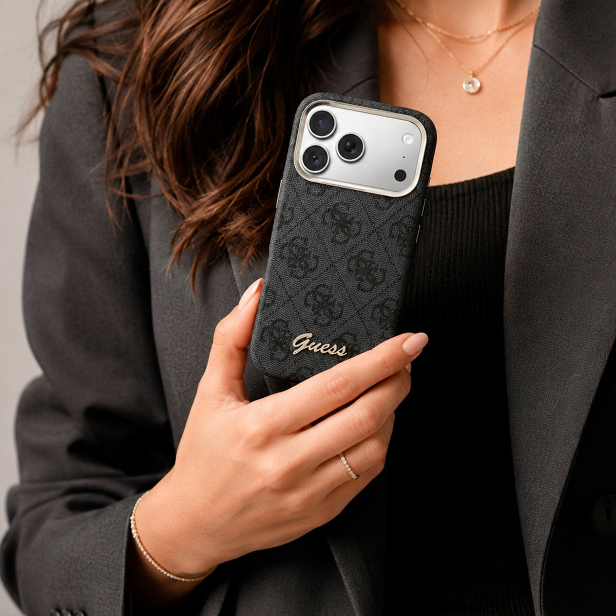 GUESS Funda Logo Script para iPhone 17 Pro Max/18 Pro Max Compatible con MagSafe y Protección Anticaídas, Negra