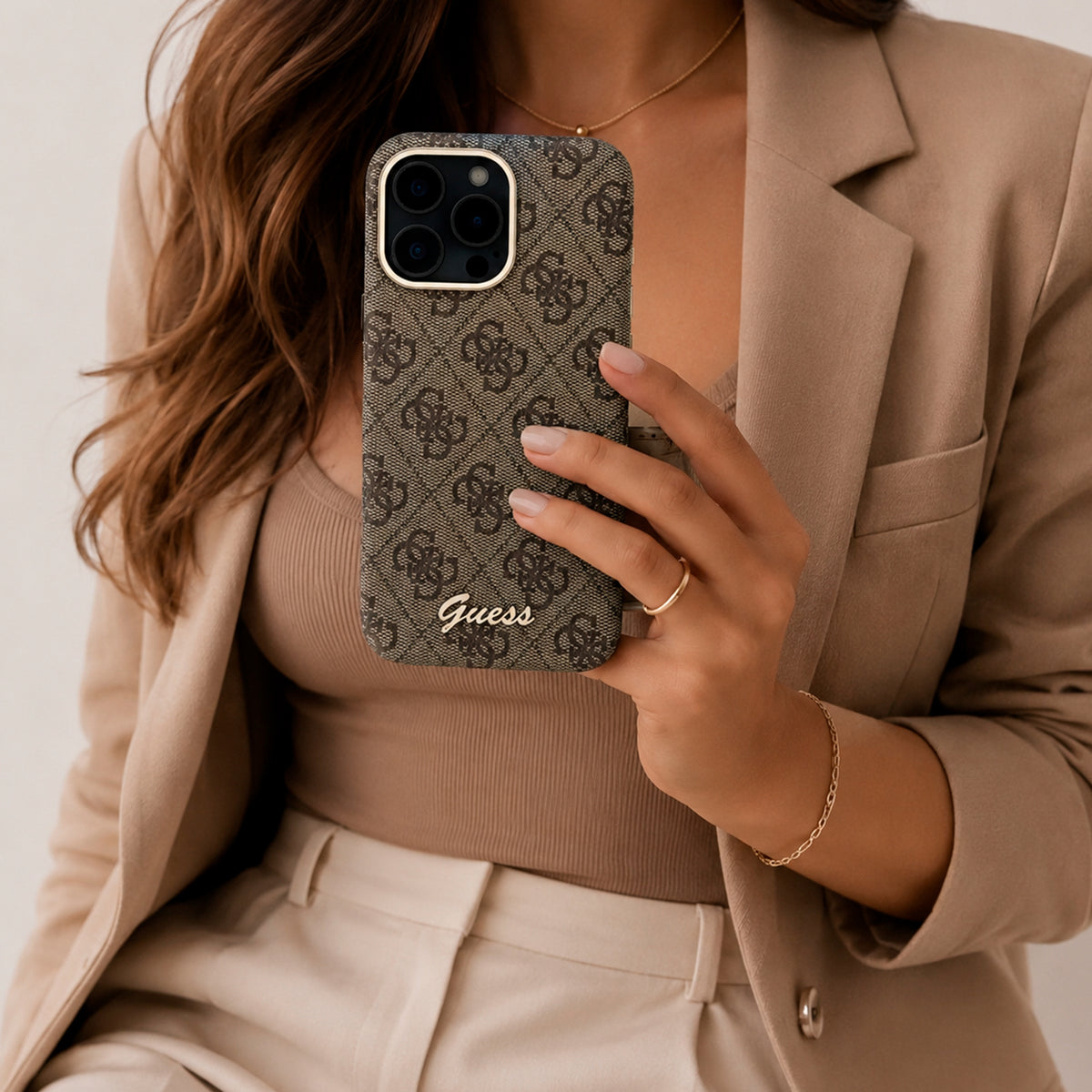 GUESS Funda de Polipiel Logo en Relieve para iPhone 16 Pro Compatible con MagSafe y Protección Anticaídas, Marrón