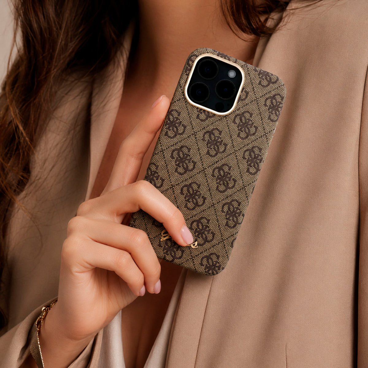 GUESS Funda de Polipiel Logo en Relieve para iPhone 16 Pro Max Compatible con MagSafe y Protección Anticaídas, Marrón