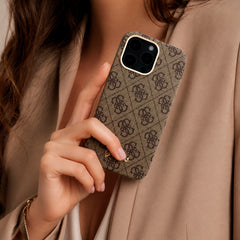 GUESS Funda de Polipiel Logo en Relieve para iPhone 16 Pro Max Compatible con MagSafe y Protección Anticaídas, Marrón