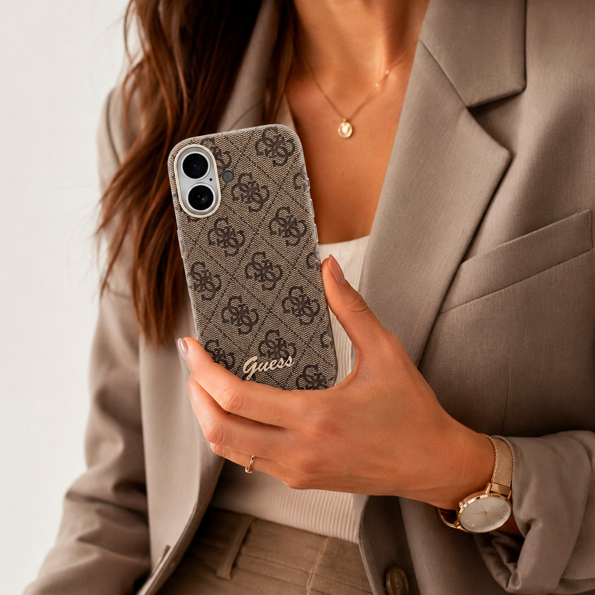 GUESS Funda Logo Script para iPhone 17 Compatible con MagSafe y Protección Anticaídas, Marrón