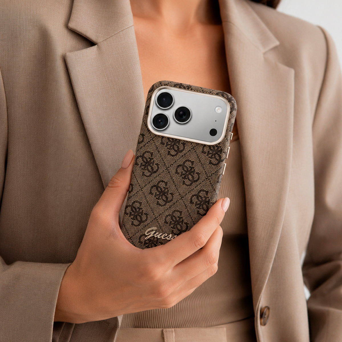 GUESS Funda Logo Script para iPhone 17 Pro/18 Pro Compatible con MagSafe, Marrón