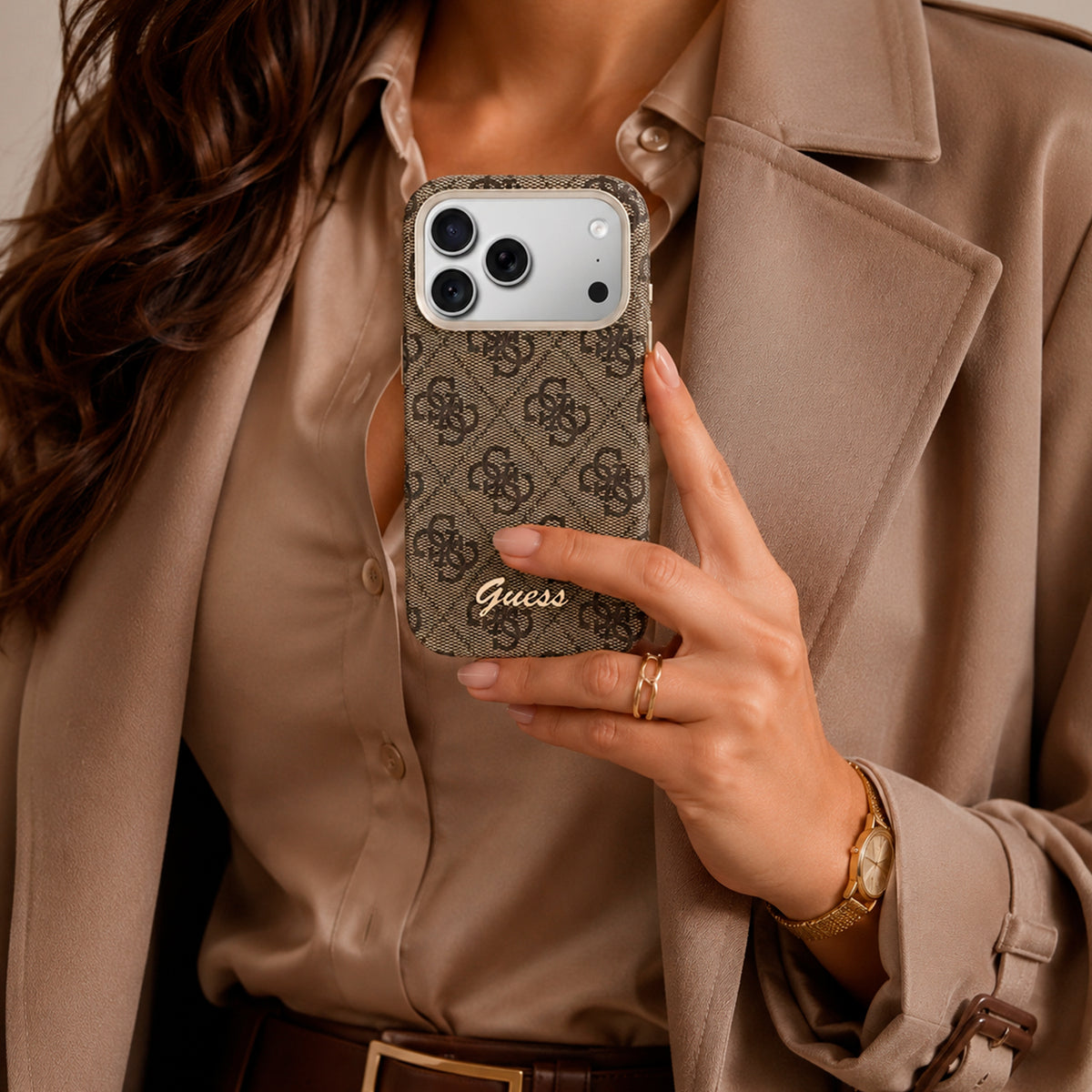 GUESS Funda Logo Script para iPhone 17 Pro Max/18 Pro Max Compatible con MagSafe y Protección Anticaídas, Marrón