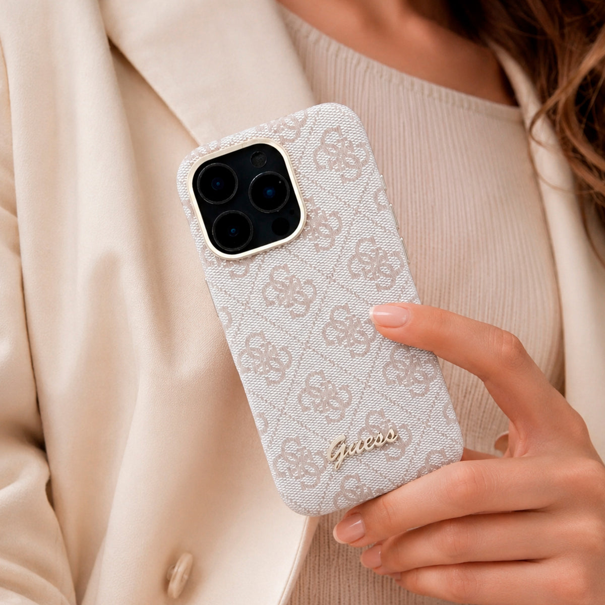 GUESS Funda de Polipiel Logo en Relieve para iPhone 16 Pro Compatible con MagSafe y Protección Anticaídas, Rosa