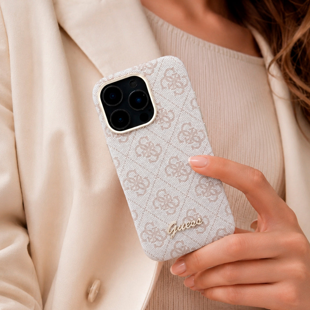 GUESS Funda de Polipiel Logo en Relieve para iPhone 16 Pro Max Compatible con MagSafe y Protección Anticaídas, Rosa