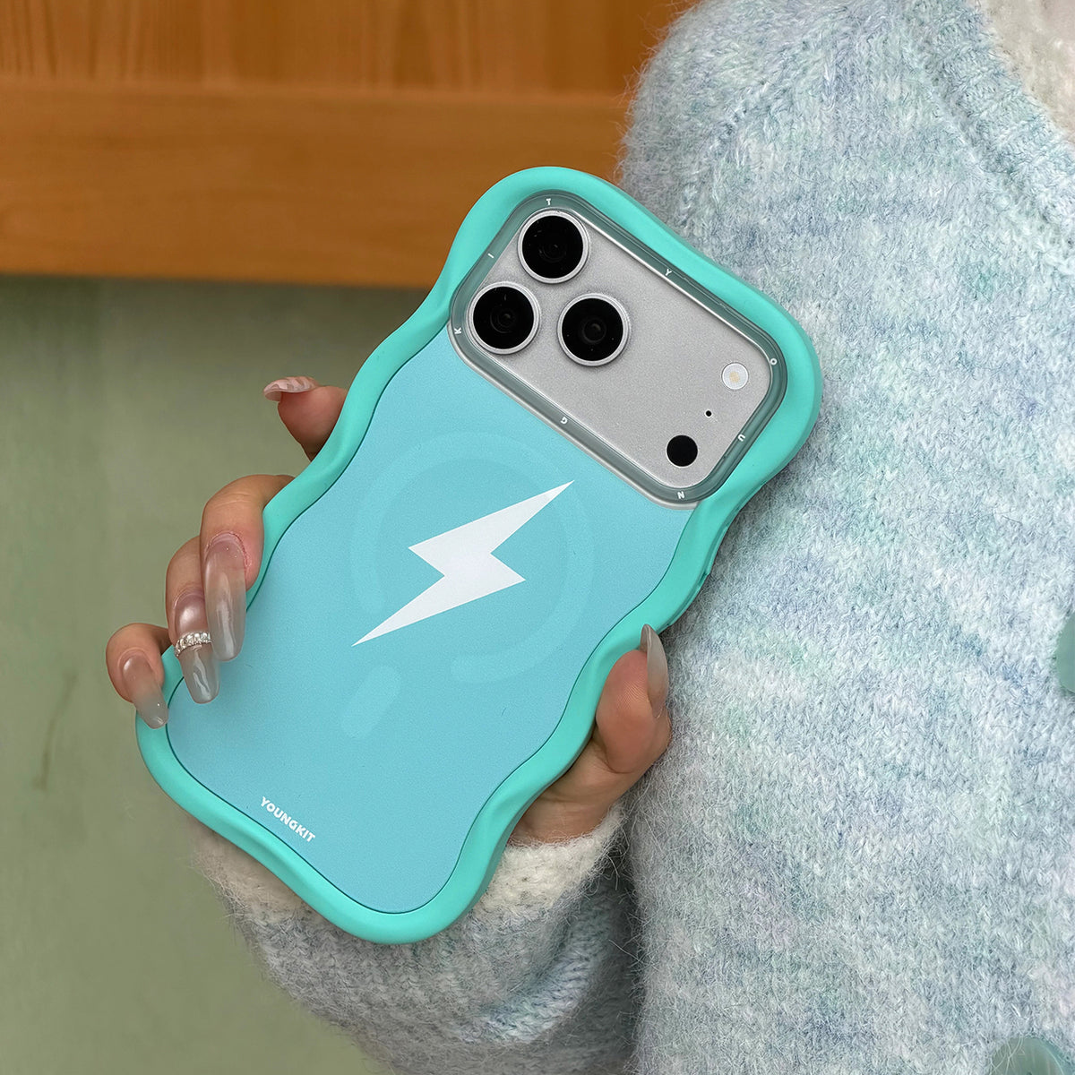YOUNGKIT Funda Wavy Lightning para iPhone 17 Pro Max/18 Pro Max, Azul Glaciar