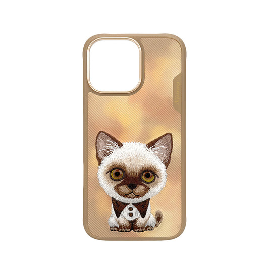 NIMMY Friends Funda New Big-Eye Cute Pets 2.0 para iPhone 16 Pro Max, 3D Bordada, Brown Siamese Cat