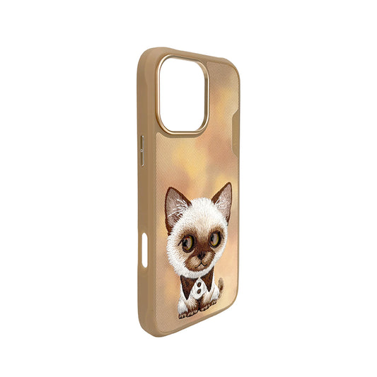 NIMMY Friends Funda New Big-Eye Cute Pets 2.0 para iPhone 16 Pro Max, 3D Bordada, Brown Siamese Cat
