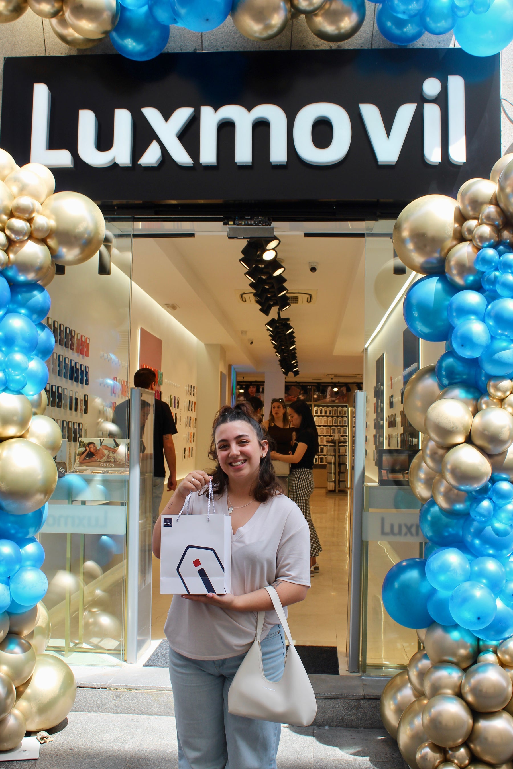 Cliente mostrando sus accesorios de LUXMOVIL
